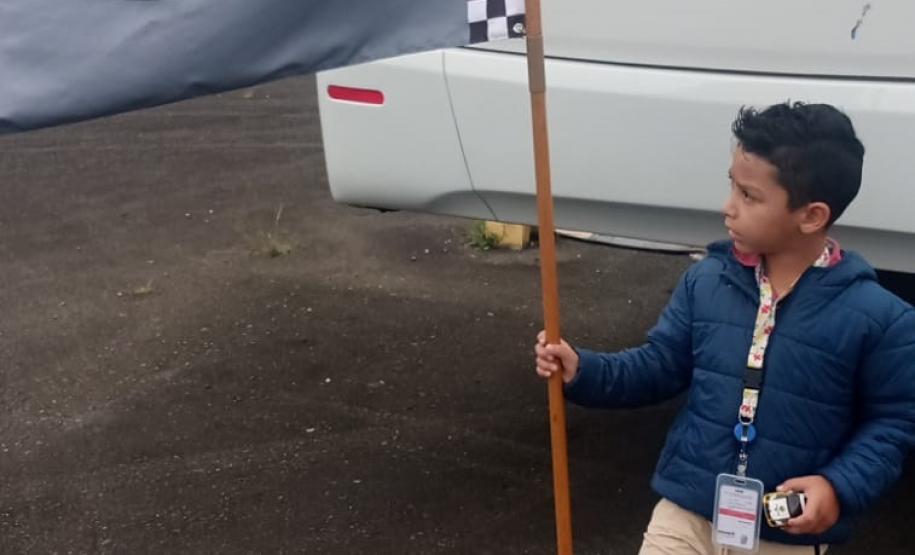 Criança autista realiza sonho de conhecer policiais penais em comemoração de aniversário