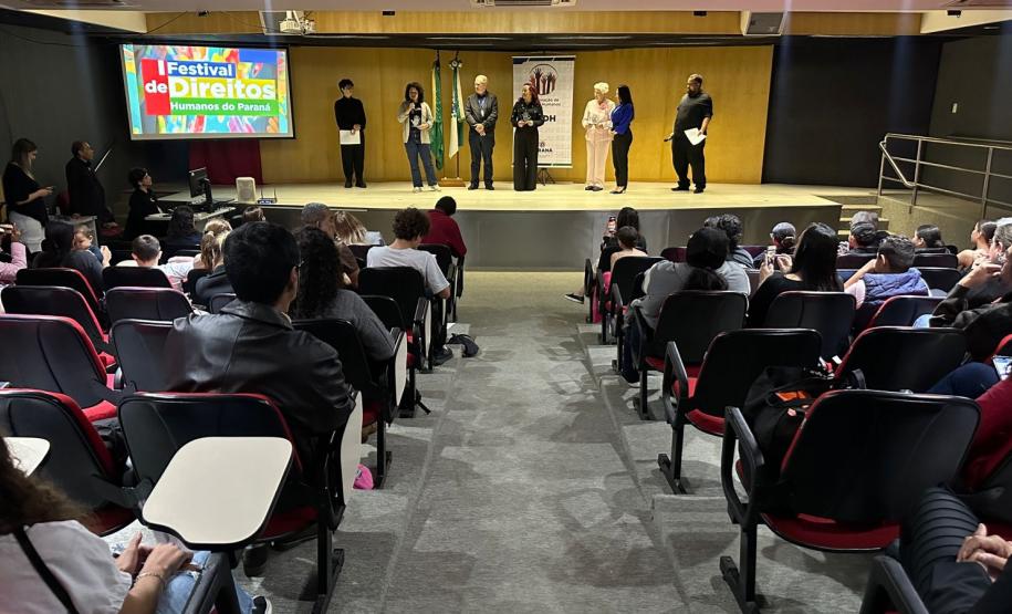 Policial penal Marilu da Costa recebe homenagem por seu trabalho em prol dos direitos humano no sistema prisional do Paraná