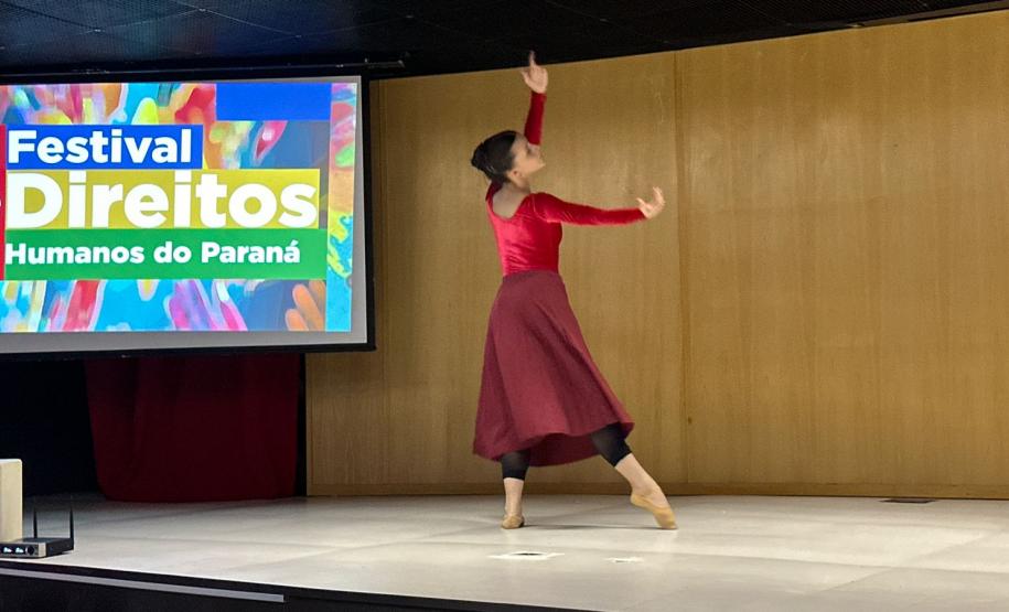 Policial penal Marilu da Costa recebe homenagem por seu trabalho em prol dos direitos humano no sistema prisional do Paraná