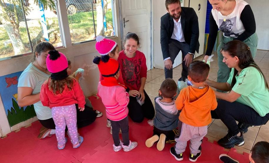 PPPR doa 590 peças de inverno a crianças de instituições sociais de Pitanga, Santa Maria do Oeste e Mato Rico