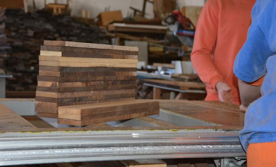 Apenados transformam madeira apreendida em piso para o Corpo de Bombeiros
