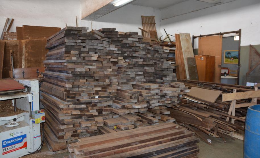 Apenados transformam madeira apreendida em piso para o Corpo de Bombeiros