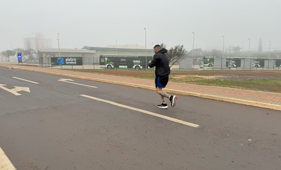 Corredor de rua percorre 18 km com o propósito de destacar o trabalho da Polícia Penal em Cascavel