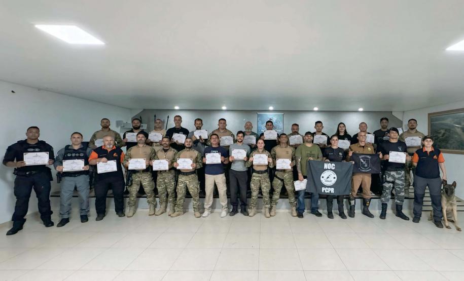 Policiais apuram técnicas sobre cães farejadores em evento da Polícia Penal