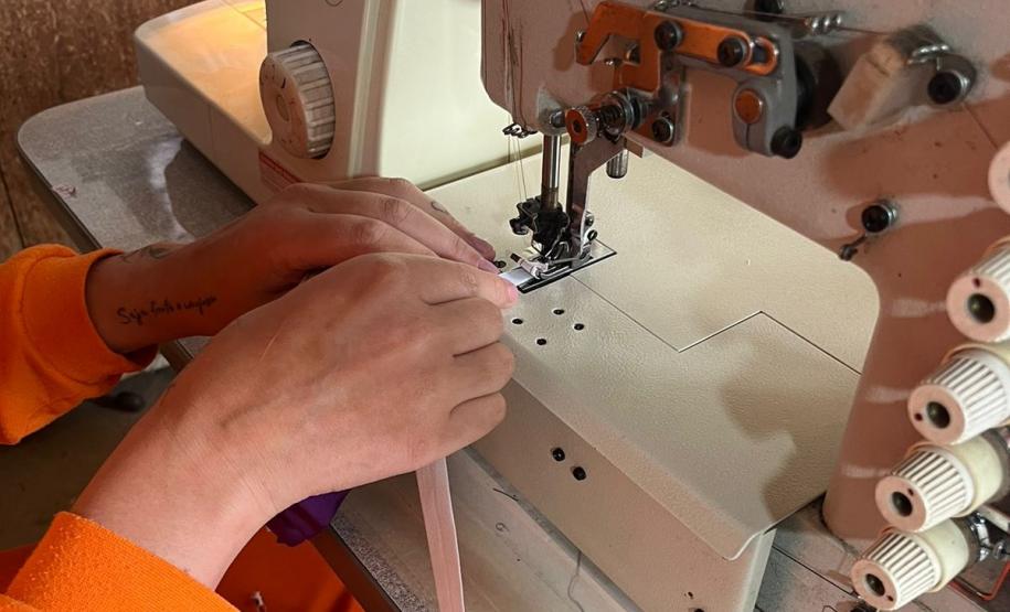 Mulheres privadas de liberdade confeccionam peças de roupas íntimas na Cadeia Pública de Pitanga