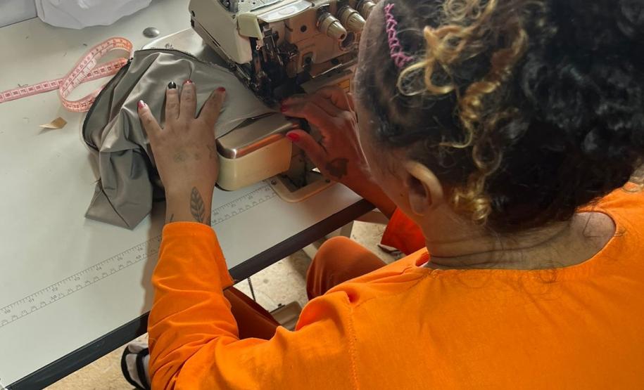 Mulheres privadas de liberdade confeccionam peças de roupas íntimas na Cadeia Pública de Pitanga