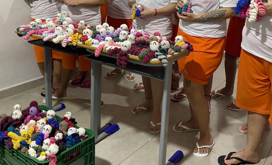 156 amigurumis feitos por apenadas foram doados para Apae, em Alto Paraná