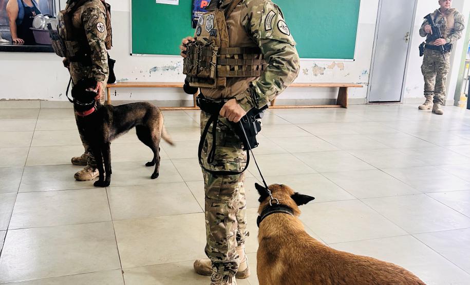 Polícia Penal faz apresentação com cães em escola municipal de Paiçandu em homenagem ao Dia das Crianças