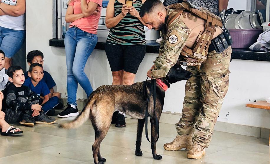 Polícia Penal faz apresentação com cães em escola municipal de Paiçandu em homenagem ao Dia das Crianças