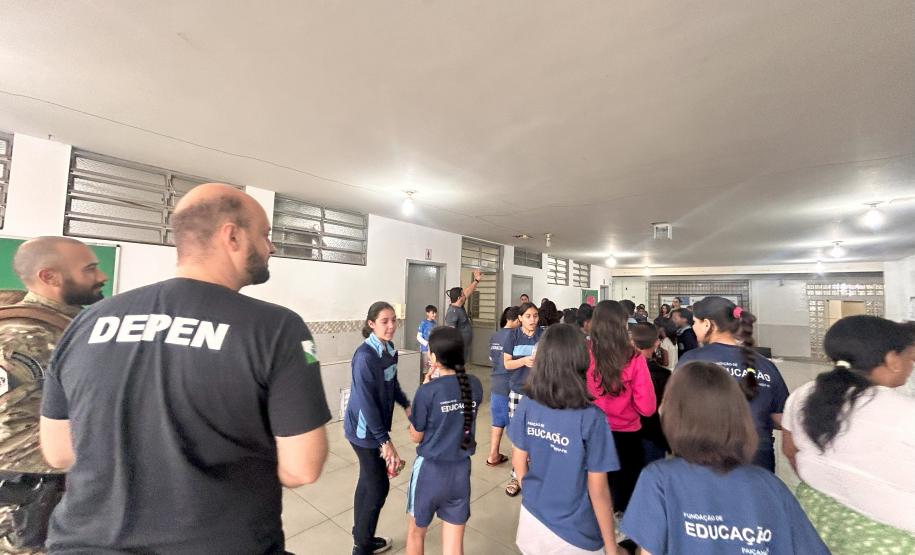 Polícia Penal faz apresentação com cães em escola municipal de Paiçandu em homenagem ao Dia das Crianças