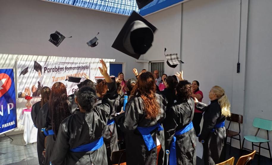 Cadeia Pública de Santo Antônio da Platina promove curso de cabelereiro