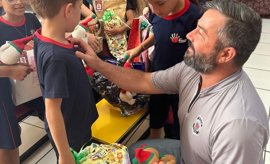 Dois mil amigurumis confeccionados por pessoas privadas de liberdade são distribuídos em Foz do Iguaçu em ação social