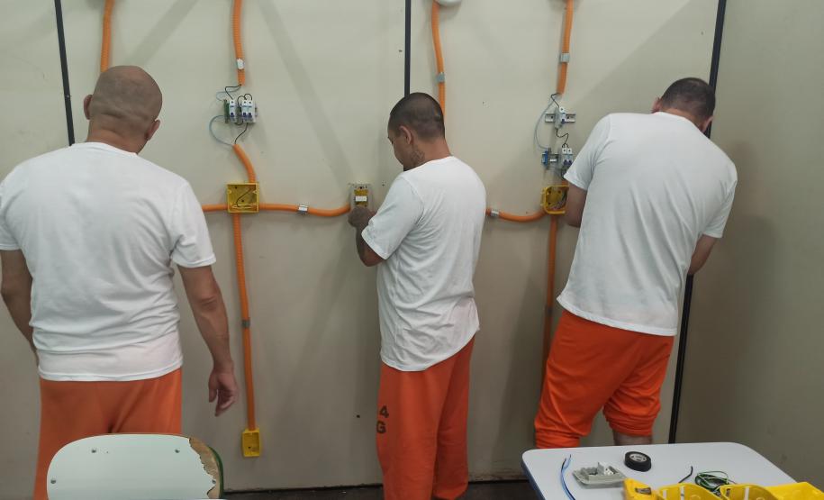 Capacitação profissional: curso de Auxiliar de Eletricista Predial qualifica internos da Penitenciária Industrial de Guarapuava