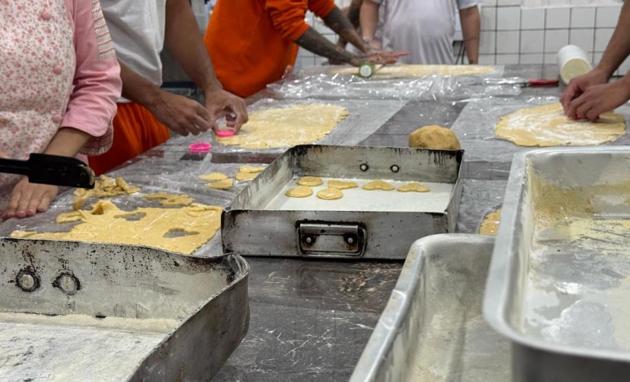 Curso de bolachas de Páscoa qualifica apenados em Cascavel e reforça reintegração social
