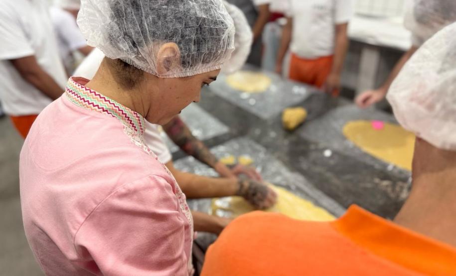 Curso de bolachas de Páscoa qualifica apenados em Cascavel e reforça reintegração social
