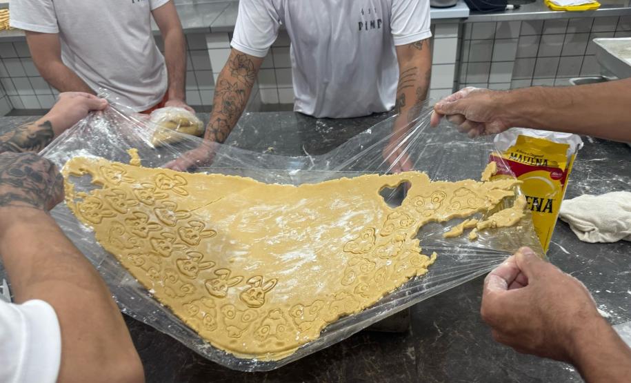 Curso de bolachas de Páscoa qualifica apenados em Cascavel e reforça reintegração social