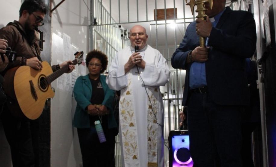 Penitenciária Feminina do Paraná recebe visita pastoral do arcebispo Dom Peruzzo para celebração de Corpus Christi