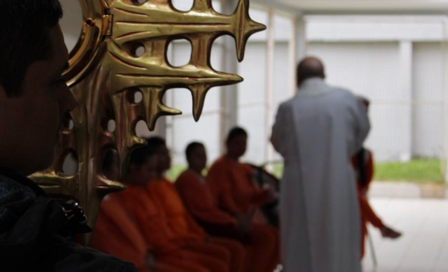 Penitenciária Feminina do Paraná recebe visita pastoral do arcebispo Dom Peruzzo para celebração de Corpus Christi