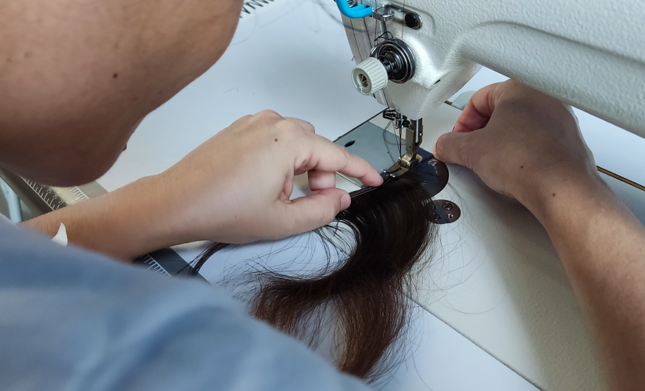 Reintegração social e solidariedade: mulheres privadas de liberdade produzem próteses capilares para pacientes com câncer