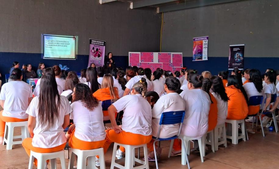 Mulheres privadas de liberdade participam de palestra em alusão ao Agosto Lilás, em Foz do Iguaçu