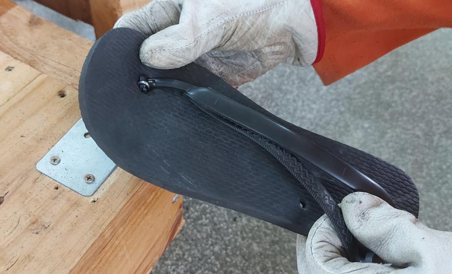 Pessoas privadas de liberdade produzem mais de mil chinelos por mês em fábrica na Penitenciária Estadual de Foz do Iguaçu IV