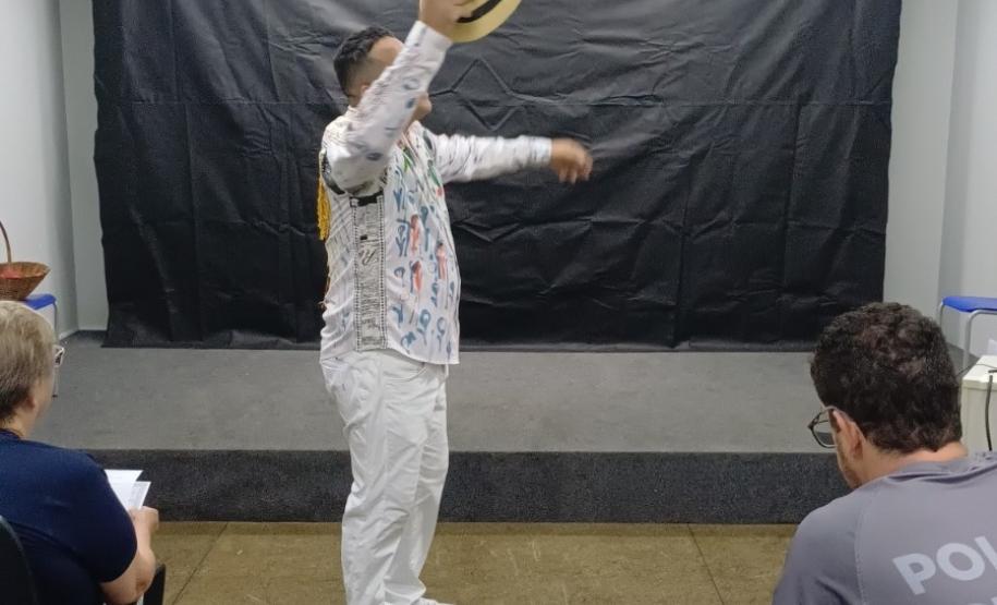 Polícia Penal do Paraná leva espetáculo encenado por pessoas privadas de liberdade com a peça “O Dito Pelo Não Dito”