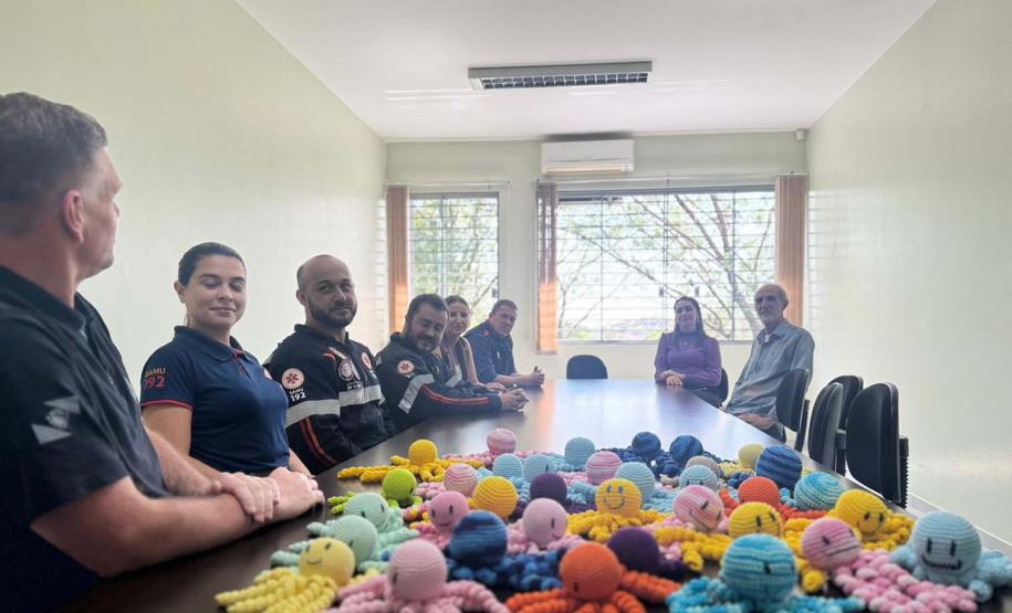 Pessoas privadas de liberdade fazem polvinhos de crochê para crianças atendidas pelo Samu