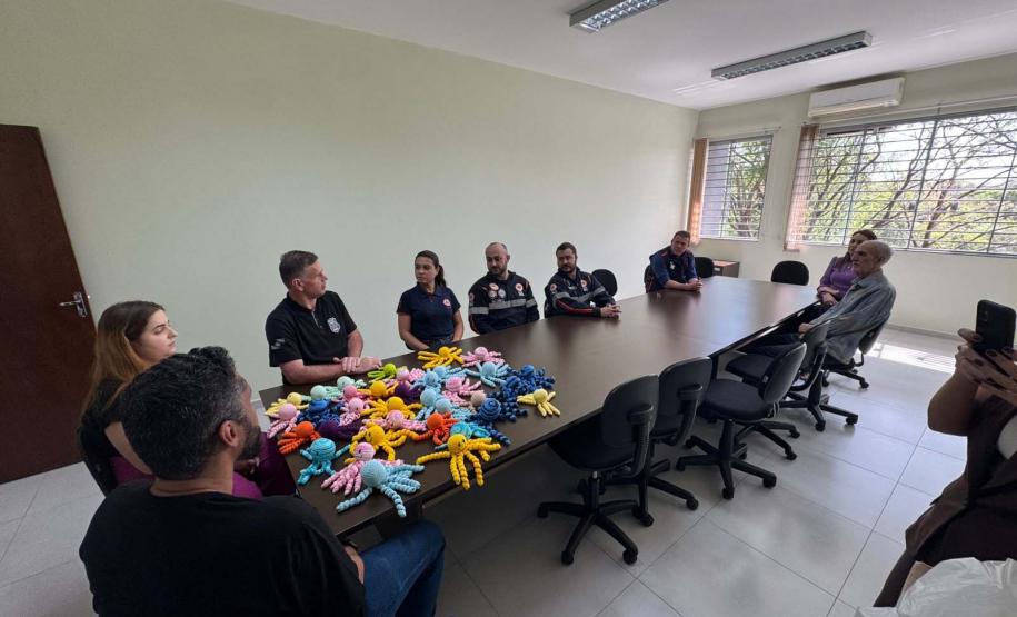 Pessoas privadas de liberdade fazem polvinhos de crochê para crianças atendidas pelo Samu