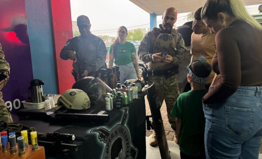 Polícia Penal do Paraná participa de exposição escolar em Cascavel e aproxima crianças da segurança pública