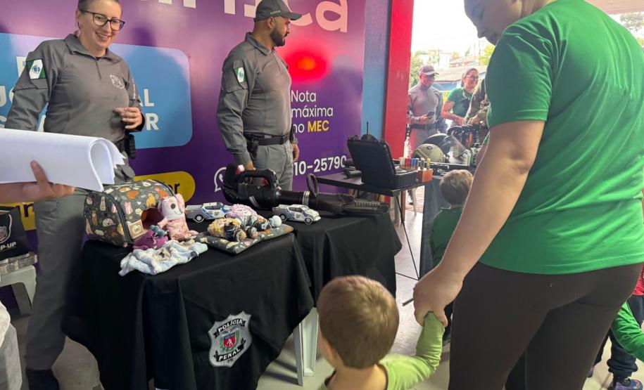 Polícia Penal do Paraná participa de exposição escolar em Cascavel e aproxima crianças da segurança pública