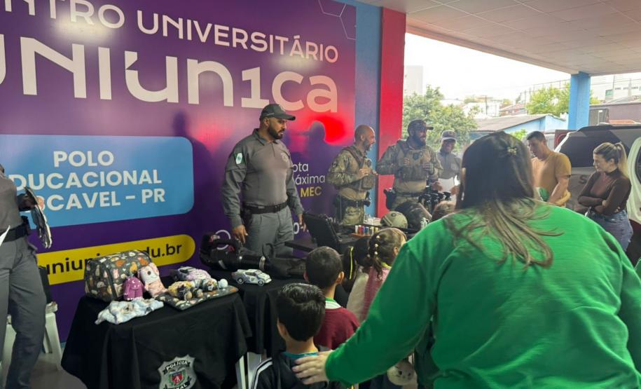 Polícia Penal do Paraná participa de exposição escolar em Cascavel e aproxima crianças da segurança pública