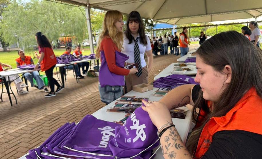 Mais de 5 mil sacochilas produzidas no sistema prisional são entregues na UnioXP