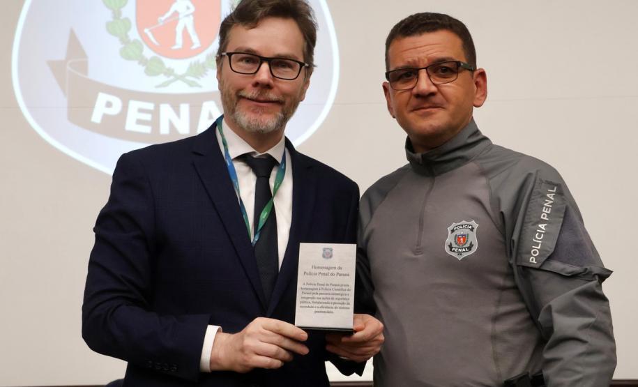 Sistema Penitenciário do Paraná celebra 117 anos com solenidade marcada por homenagens, palestras e reconhecimento institucional