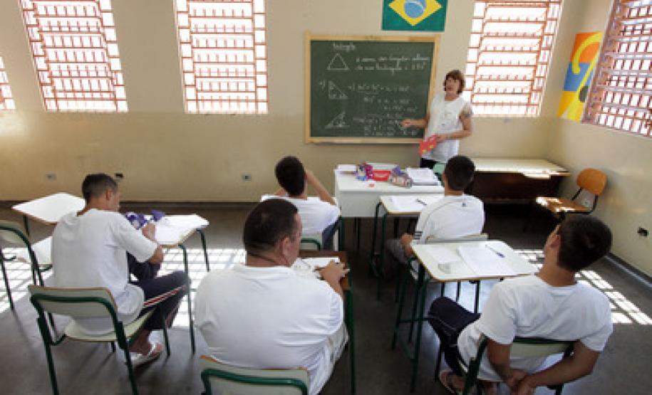 Internos da Penitenciária Estadual de Londrina estudando. Foto: Arnaldo Alves / ANPr (arquivo)