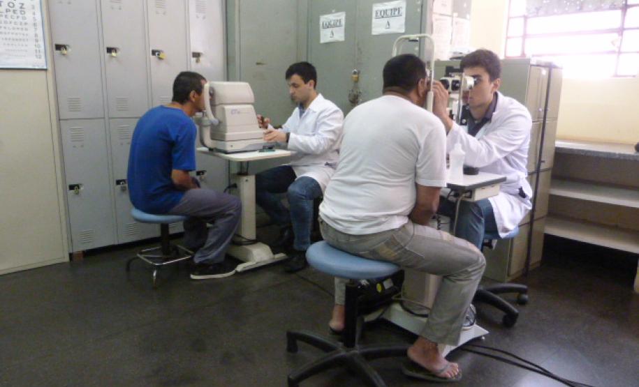 Presos da Penitenciária Estadual de Londrina (PEL) participaram do 4º Mutirão de Oftalmologia, na última semana. Dos 59 atendimentos realizados, 36 deles resultaram na prescrição de óculos, cinco receberam indicação de uso de medicamento e cinco foram encaminhados para acompanhamento específico no hospital. Dos cinco presos encaminhados para o hospital, um obteve indicação de cirurgia de catarata e outro para condução de tratamento de ceratocone.
