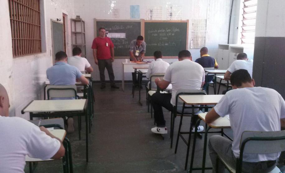Presos custodiados em unidades penais de Londrina participaram da segunda fase do vestibular da Universidade Estadual de Londrina (UEL).