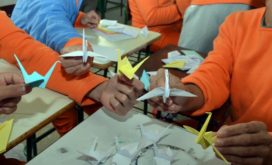 Presos de Piraquara participam da campanha 72 mil Tsurus pela Paz