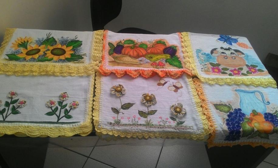 Presas de Wenceslau Braz confeccionam tapetes e panos de prato para ajudar crianças com deficiência