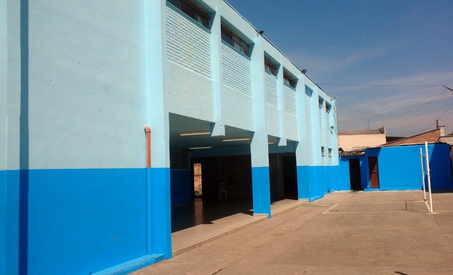 O Colégio Estadual Romário Martins, Piraquara, Região Metropolitana de Curitiba está revitalizado. O Programa Mãos Amigas finalizou na última semana a pintura dos muros, da fachada, das salas de aula e das paredes externas e internas da escola, além de reparos nos forros e novas instalações elétricas. Tudo para beneficiar mais de 1.500 estudantes dos ensinos fundamental e médio.Curitiba, 20/10/2017.Foto: Divulgação SEED