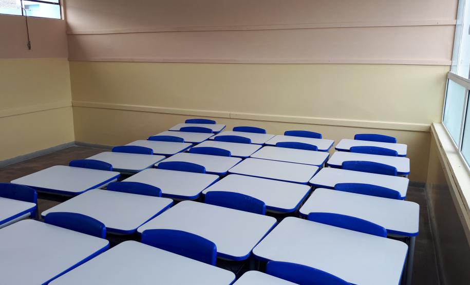 O Colégio Estadual Romário Martins, Piraquara, Região Metropolitana de Curitiba está revitalizado. O Programa Mãos Amigas finalizou na última semana a pintura dos muros, da fachada, das salas de aula e das paredes externas e internas da escola, além de reparos nos forros e novas instalações elétricas. Tudo para beneficiar mais de 1.500 estudantes dos ensinos fundamental e médio.Curitiba, 20/10/2017.Foto: Divulgação SEED