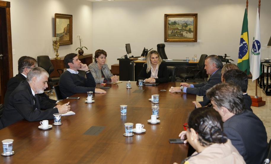 A governadora Cia Borghetti durante reunião nesta segunda-feira com o prefeito de Guarapuava Cesar Silvestri filho, secretário especial de Administração Penitenciaria Ceronel Elio de Oliveira e o chefe do Departamento Peniténciario do Estado, delegado Francisco Caricatti e demais autoridades. - Curitiba/Pr, 11.06.2018 - Foto Jonas Oliveira/Governadoria