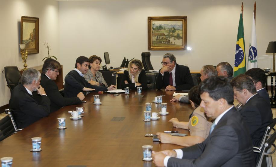 A governadora Cia Borghetti durante reunião nesta segunda-feira com o prefeito de Guarapuava Cesar Silvestri filho, secretário especial de Administração Penitenciaria Ceronel Elio de Oliveira e o chefe do Departamento Peniténciario do Estado, delegado Francisco Caricatti e demais autoridades. - Curitiba/Pr, 11.06.2018 - Foto Jonas Oliveira/Governadoria