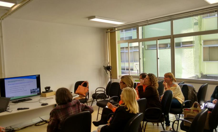 Servidores do sistema penal participam de capacitação por videoconferência na área da saúde Na última sexta-feira (28), cerca de 50 servidores do Departamento de Execução Penal do Paraná (Depen), de todo o estado, realizaram uma capacitação por videoconferência na área da saúde, sobre a aplicação do Teste do Fluído Oral - Teste Rápido para HIV.