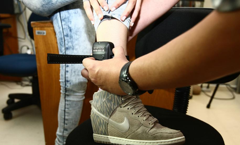 Tornozeleiras eletrônicas. Foto Jonas Oliveira/AENPr