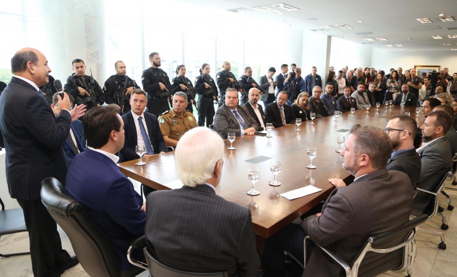 O governador Carlos Massa Ratinho Junior entregou nesta quarta-feira armas, rádios comunicadores e veículos de escolta ao Departamento Penitenciário do Paraná (Depen). O objetivo é equipar e modernizar o sistema prisional do Estado. Curitiba, 08/05/2019. Foto: José Fernando Ogura/ANPr