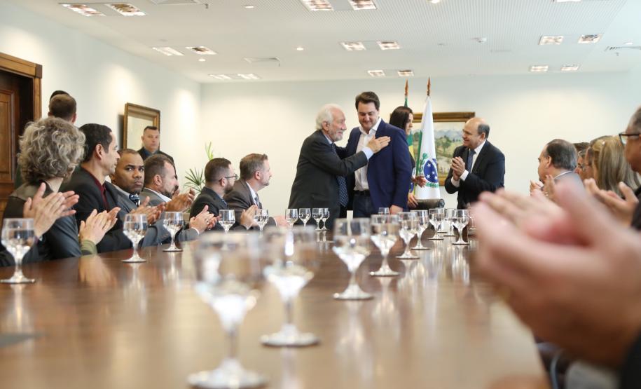 O governador Carlos Massa Ratinho Junior entregou nesta quarta-feira armas, rádios comunicadores e veículos de escolta ao Departamento Penitenciário do Paraná (Depen). O objetivo é equipar e modernizar o sistema prisional do Estado. Curitiba, 08/05/2019. Foto: José Fernando Ogura/ANPr