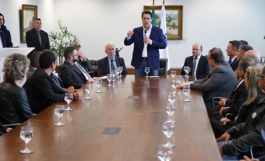 O governador Carlos Massa Ratinho Junior entregou nesta quarta-feira armas, rádios comunicadores e veículos de escolta ao Departamento Penitenciário do Paraná (Depen). O objetivo é equipar e modernizar o sistema prisional do Estado. Curitiba, 08/05/2019. Foto: José Fernando Ogura/ANPr