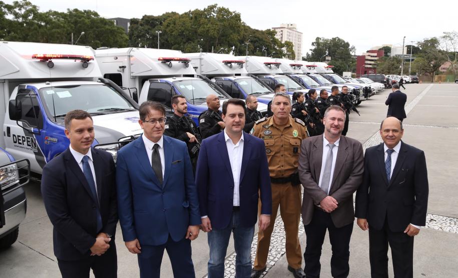 O governador Carlos Massa Ratinho Junior entregou nesta quarta-feira armas, rádios comunicadores e veículos de escolta ao Departamento Penitenciário do Paraná (Depen). O objetivo é equipar e modernizar o sistema prisional do Estado. Curitiba, 08/05/2019. Foto: José Fernando Ogura/ANPr