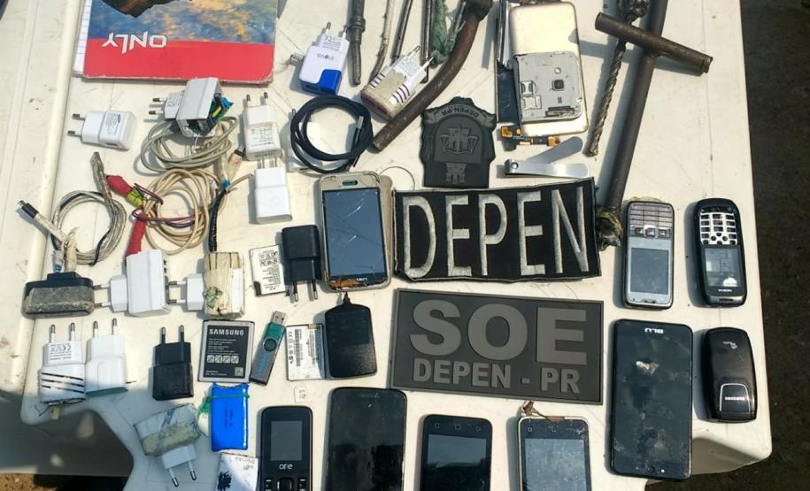 Operação de revista retira celulares e materiais ilícitos da Cadeia Pública de Umuarama Operação de revista retira celulares e materiais ilícitos da Cadeia Pública de Umuarama