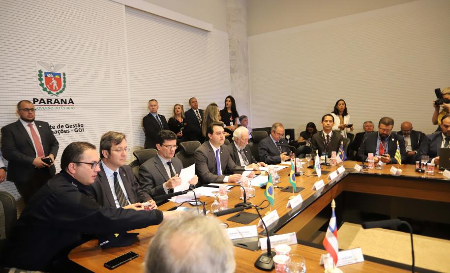 O governador Carlos Massa Ratinho Junior e o ministro da Justiça Sergio Moro, participaram da Encontro do Conselho Nacional de Secretários de Estado da Justiça, Cidadania, Direitos Humanos e Administração Penitenciária, que realiza-se no Palácio Iguaçu. Participaram: os secretários: de Segurança Pública, cel. Romulo Marinho Soares; entre outros.Curitiba, 04-10-19.Foto: Arnaldo Alves / AEN.